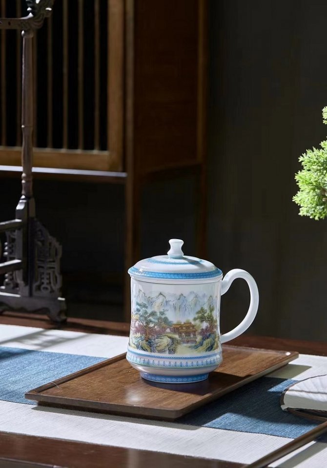 高维东作品《千里河山》粉彩茶漏杯亮相
